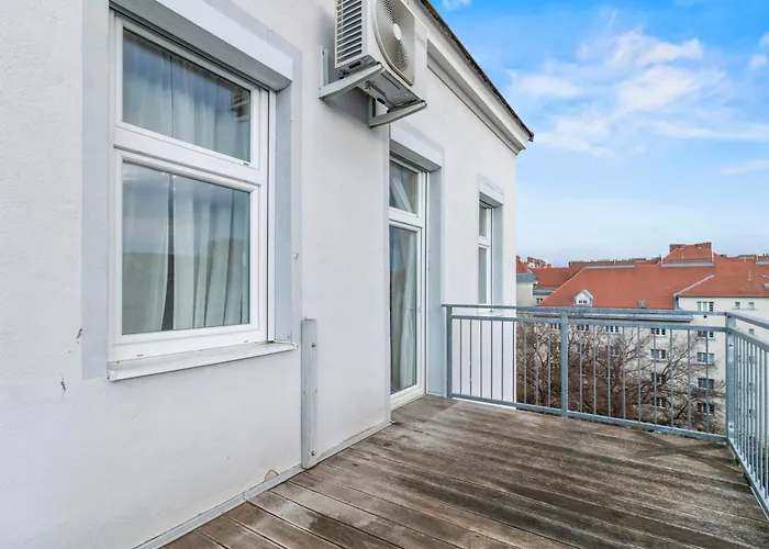Danube-side With Metro Access Apartment *